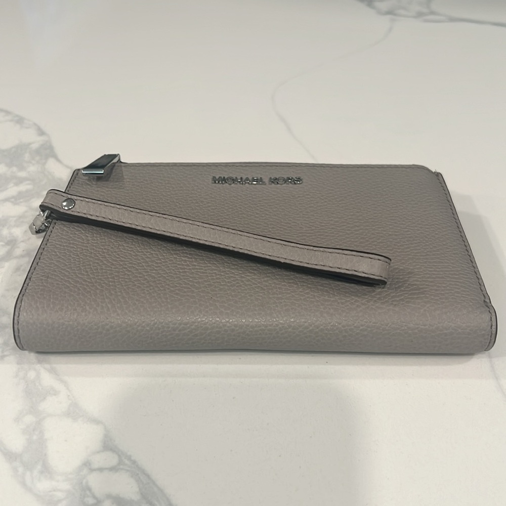 Cute. Michael Kors WRISTLET. - Picture 9 of 12